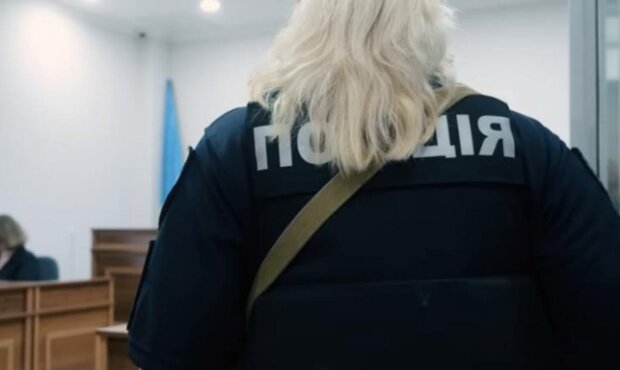 Скандал в українській гімназії: поліцейська погрожувала здати батьків дітей до ТЦК