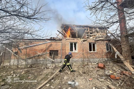 Російські військові завдали удару по Нікополю: сталася пожежа, є поранені (фото)